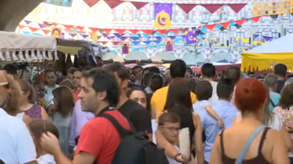 Gente disfrutando del mercado árabe durante la fiesta de la Almossassa