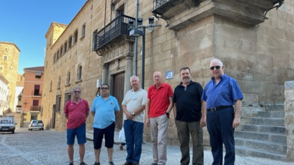 Representantes de Avepla frente a la Casa del Dean