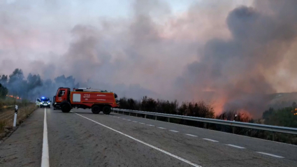 Los bomberos sofocan las llamas de un incendio