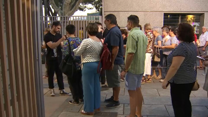 Público entrando en el Teatro Romano de Mérida, un día del Festival de Teatro Clásico