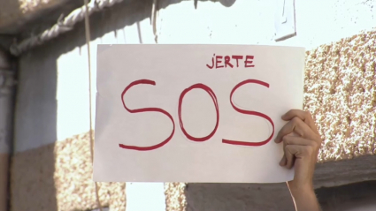 Cartel que pide "SOS JERTE" y que porta un vecino manifestándose contra los cortes de agua en la localidad