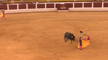 Miguel Ángel Perera con el capote en el primero de la tarde