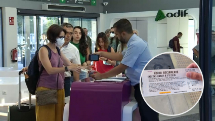 Pasajeros mostrando su abono transporte