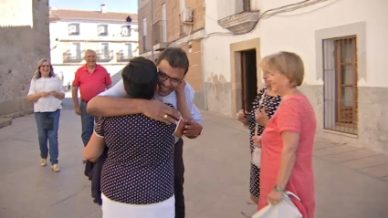 El Padre Bala, abrazado por los vecinos de Torremocha