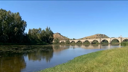 Playa de interior en Medellín, junto al puente medieval