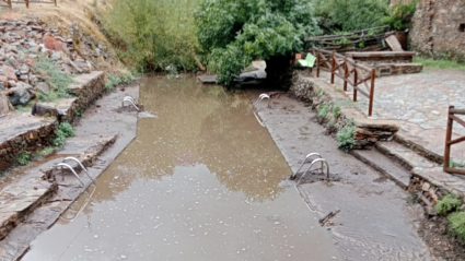 Piscina de Riomalo de Arriba con chapapote incendios