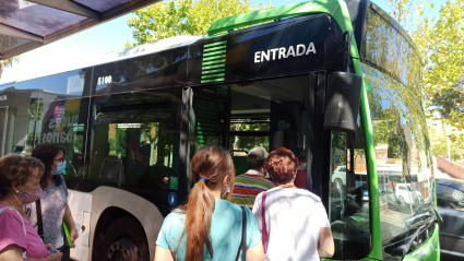 Pasajeros del autobús urbano de Cáceres