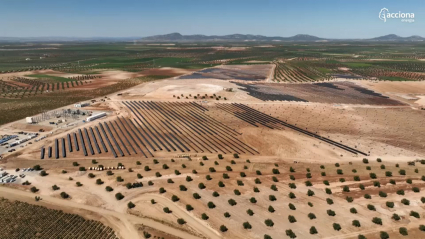 Imagen aérea de la planta y la zona del yacimiento sin construir