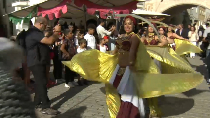 Bailarinas durante la inauguración de Almossassa