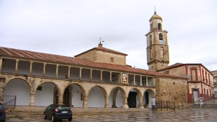 Iglesia de Almoharín (Cáceres) situada en la Plaza de España del municipio