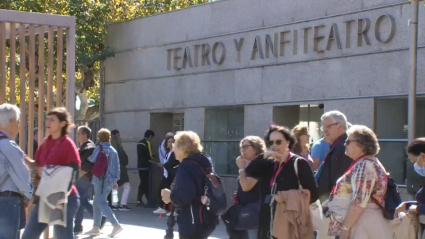 Turistas en la entrada del Teatro Romano de Mérida
