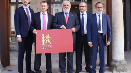 Miembros de la Comisión de la Bandera con la propuesta inicial.