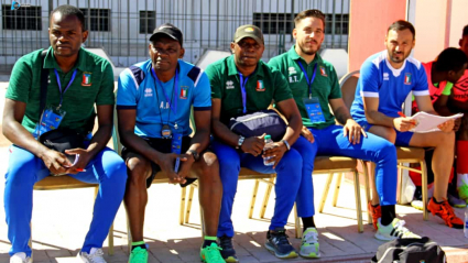 Dani Chamorro, a la derecha del todo, posando con el cuerpo técnico de la selección de Guinea Ecuatorial.