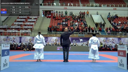 La karateka Paola García Lozano escucha el veredicto que la proclama subcampeona del mundo junior