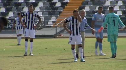 Los jugadores del Badajoz se lamentan tras el encuentro