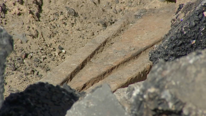 Detalle de los raíles de 1892 encontrados en Badajoz, que pertenecían a su tranvía.