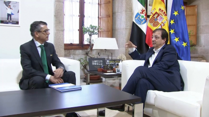 El Fiscal Superior de la Fiscalía de Extremadura con el Presidente de la Junta de Extremadura
