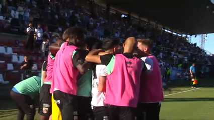 Los jugadores del Mérida celebran el gol de Larrubia