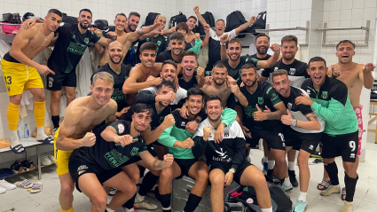 Los jugadores del Mérida celebran la victoria