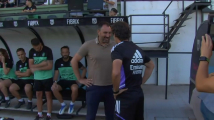 Juanma Barrero charla con Raúl González Blanco antes del encuentro