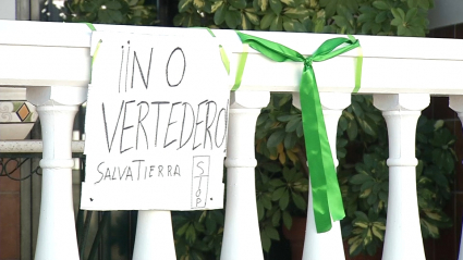 Lazos verdes como símbolo del rechazo al macrovertedero