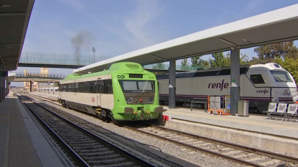 Imagen de un tren de portugués y otro español en la estación de Badajoz