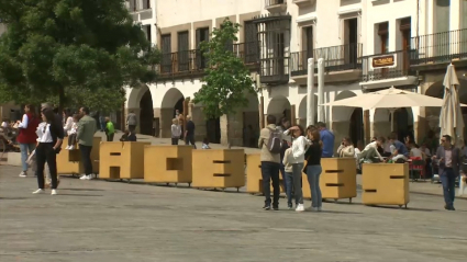 Plaza mayor de Cáceres repleta de turistas