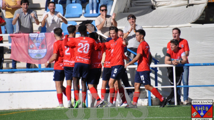 Los jugadores del Diocesano festejan su gol copero ante el Real Zaragoza.