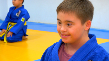 Niño con síndrome de Down practicando judo