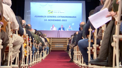 Asamblea de la Comunidad de Regantes de Tierra de Barros en el Teatro Carolina Coronado de Almendralejo