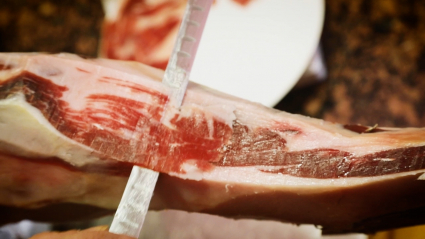 Cuchillo cortando un jamón