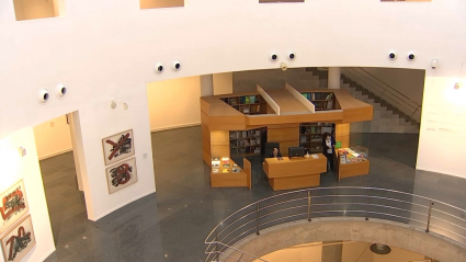 Interior del MEIAC con vigilantes de sala