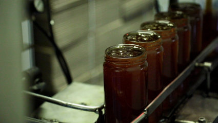 Tarros de miel en una fábrica