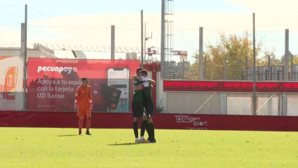 Jugadores del Badajoz se abrazan en el césped