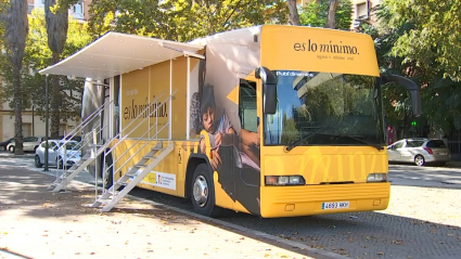 Autobús informativo sobre el ingreso mínimo vital estacionado en Badajoz