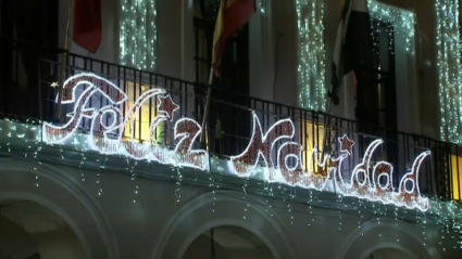 Fachada del Ayuntamiento de Mérida con el encendido navideño
