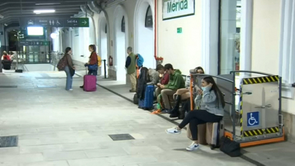 Pasajeros esperando en la estación de tren de Mérida