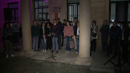 Familiares y vecinos durante la protesta por el crimen machista