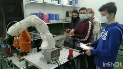 Alumnos del IES Santiago Apóstol de Almendralejo en el taller de robótica