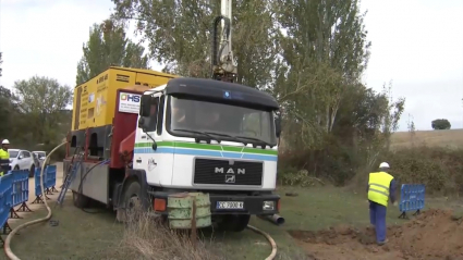 Un camión durante los sondeos para obtener nuevos pozos en la comarca de Tentudía