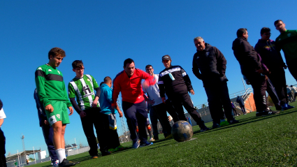 Usuarios de Inclusives juegan al fútbol con la plantilla del CF Villanovense