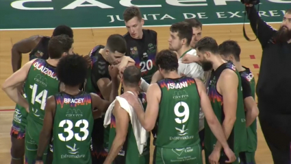 Jugadores del Cáceres tras la derrota