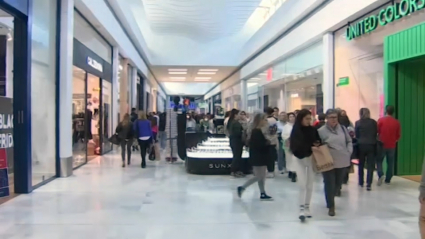 Extremeños durante sus compras navideñas.