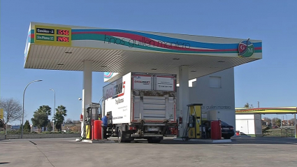 Un transportista echa gasolina en una estación de servicio