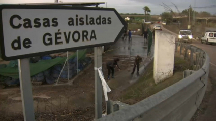 Vecinos limpiando sus viviendas en las Casas aisladas de Gévora