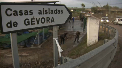 Vecinos limpiando sus viviendas en las Casas aisladas de Gévora 