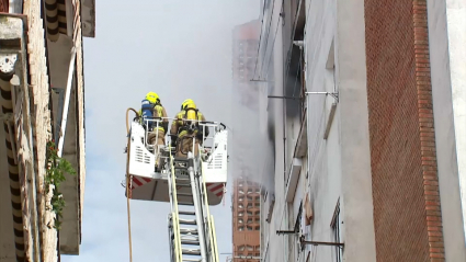 Bomberos actuando en un incendio en Plasencia