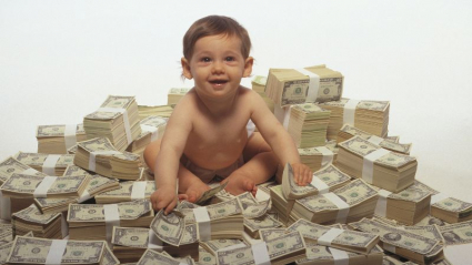 Bebé rodeado de billetes