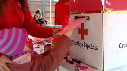 Niño entregando la carta de los Reyes Magos