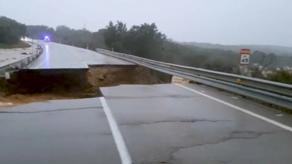 Socavón provocado por las lluvias en la N-523 entre Puebla de Obando y La Roca de la Sierra